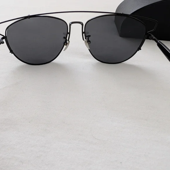 Aviator Sunglasses with Case - Picture 4 of 5